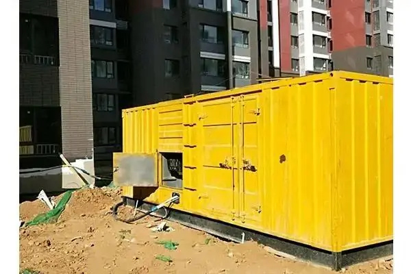 乌拉特后发电机租赁中燃油压力过低会对发动机的哪些部件造成损坏？