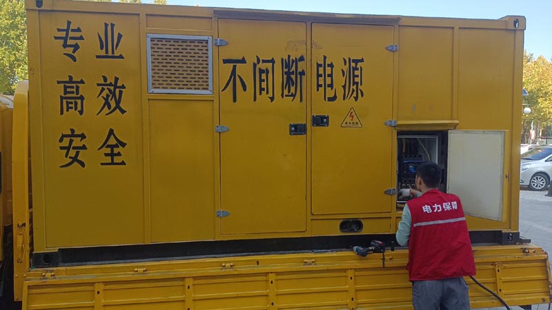 乌拉特后柴油发电机组和UPS电源配合使用时，如何避免切换过程中的电力中断？